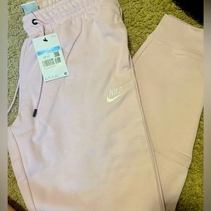 NWT NIKE WOMENS JOGGERS IN SZ medium